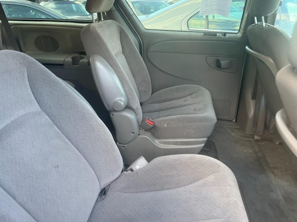 2003 Chrysler Town And Country - $1,750