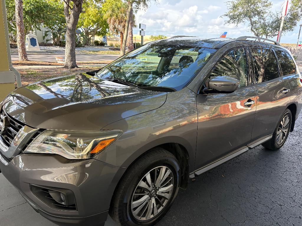 2017 Nissan Pathfinder - $9,900