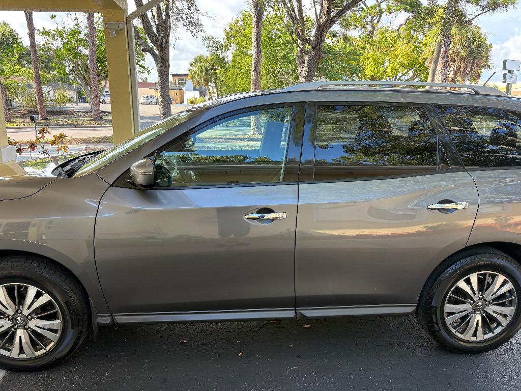 2017 Nissan Pathfinder - $9,900