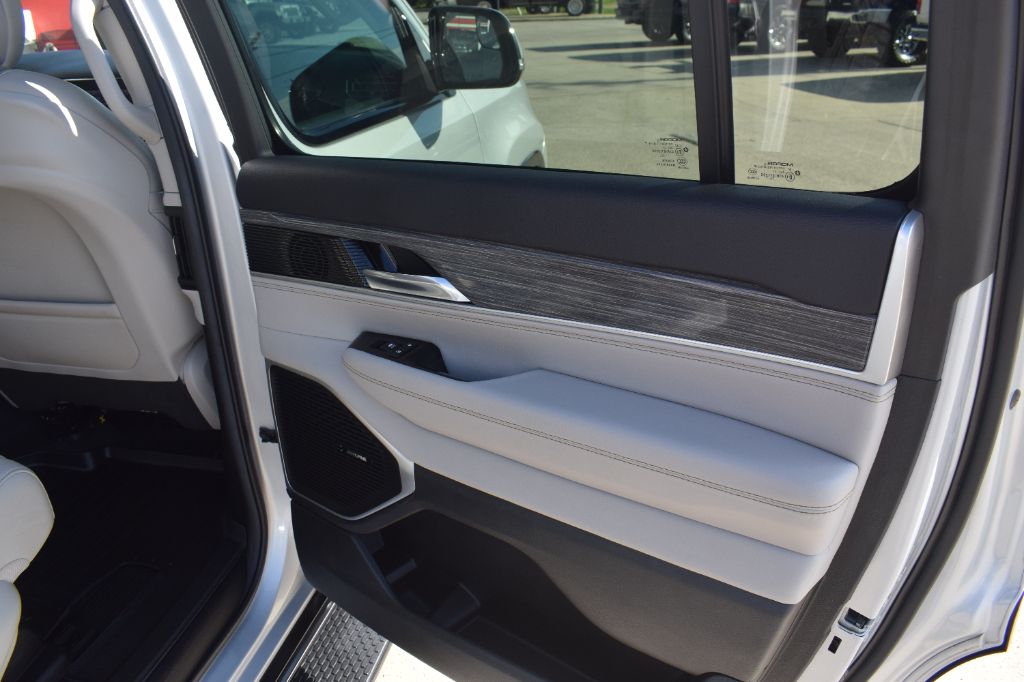2022 Jeep Wagoneer - $31,900