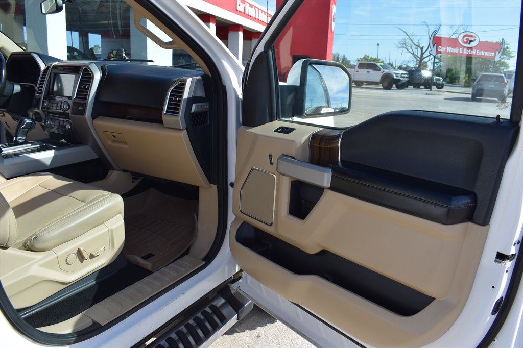2016 Ford F150 Lariat photo