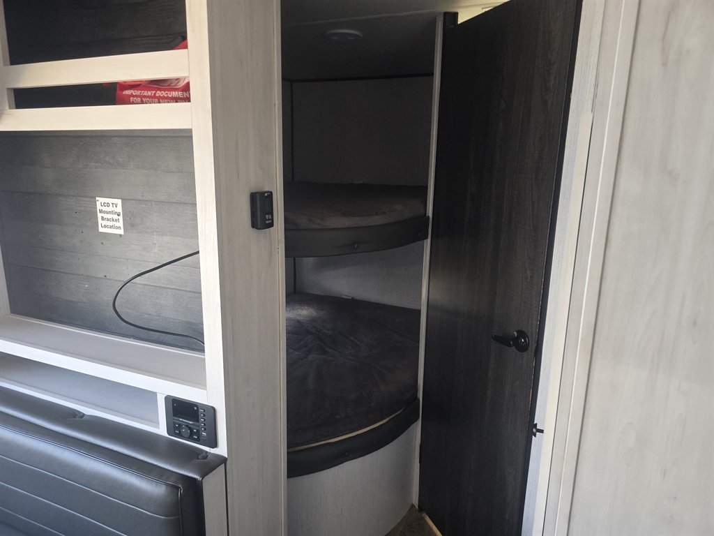 2023 Autumn Ridge 26bh - $18,900