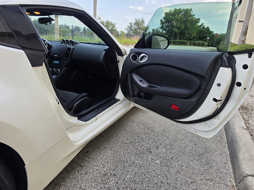 2016 Nissan 370Z - $19,995