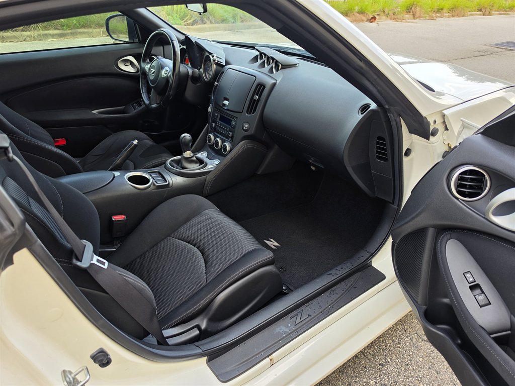 2016 Nissan 370Z - $19,995