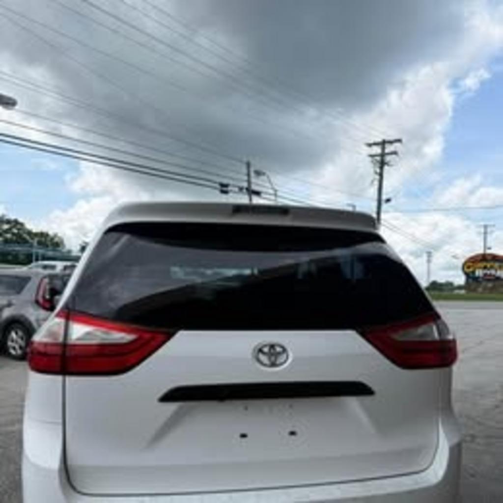 2017 Toyota Sienna - $13,450