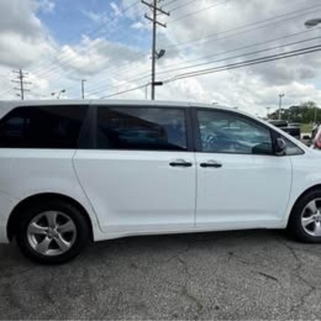2017 Toyota Sienna - $13,450