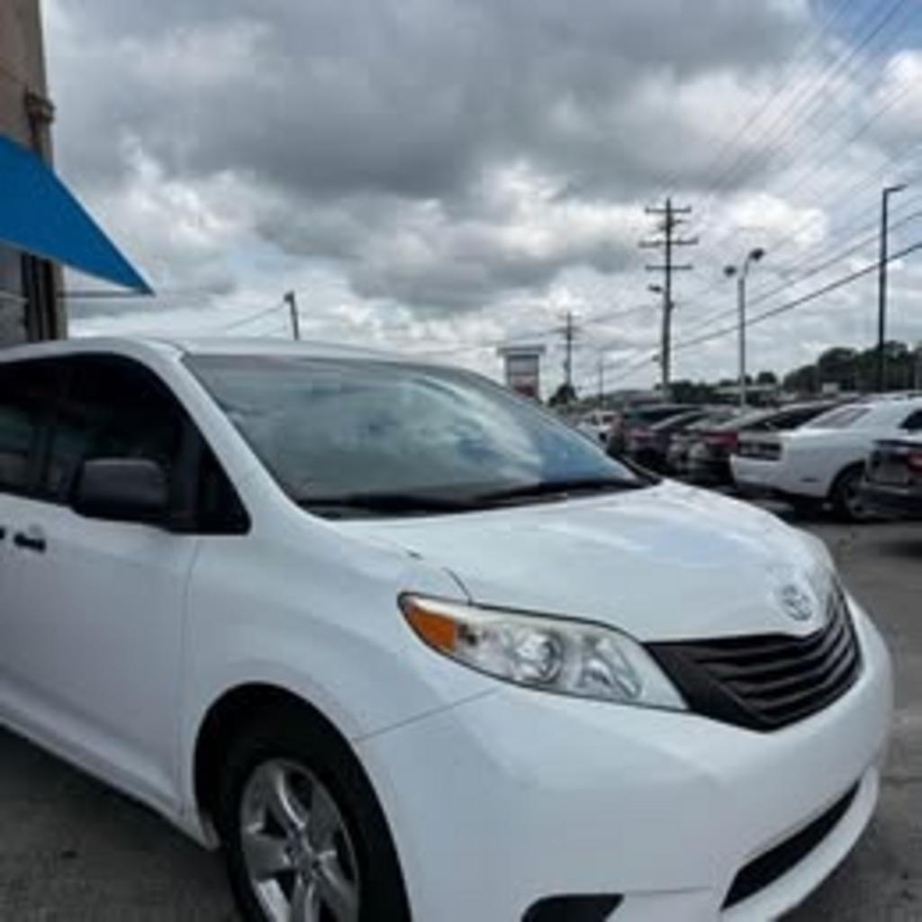 2017 Toyota Sienna - $13,450