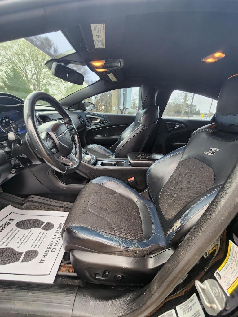 2015 Chrysler 200 - $9,995
