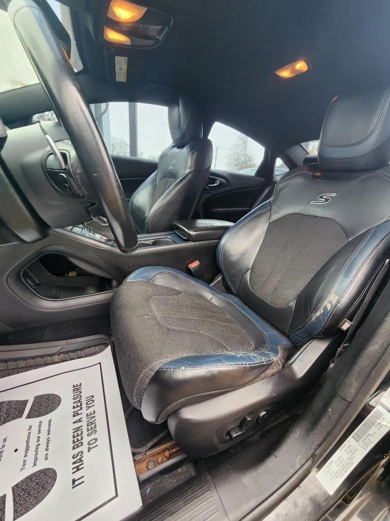 2015 Chrysler 200 - $9,995