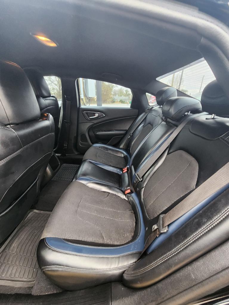 2015 Chrysler 200 - $9,995