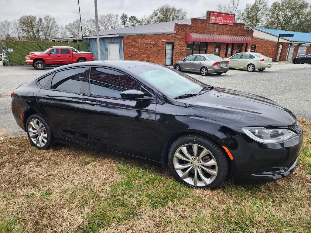 2015 Chrysler 200 - $9,995