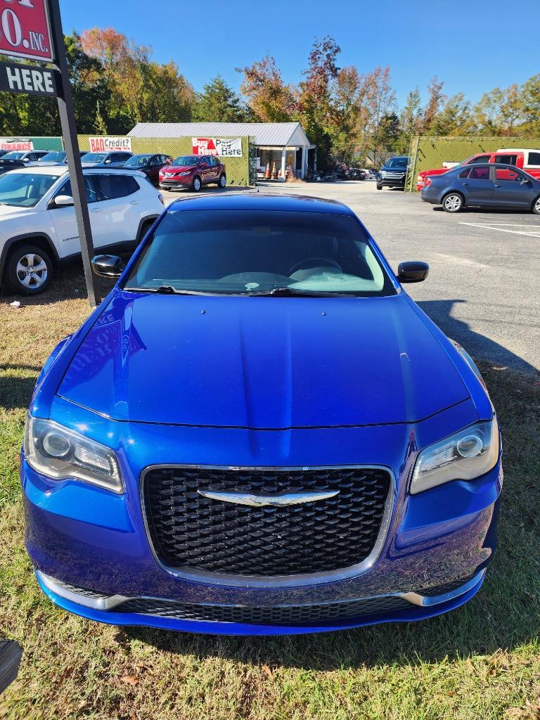 2018 Chrysler 300 - $17,995
