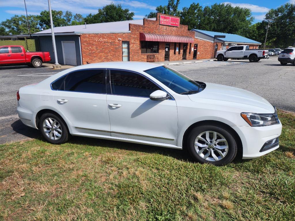 2016 Volkswagen Passat - $10,495