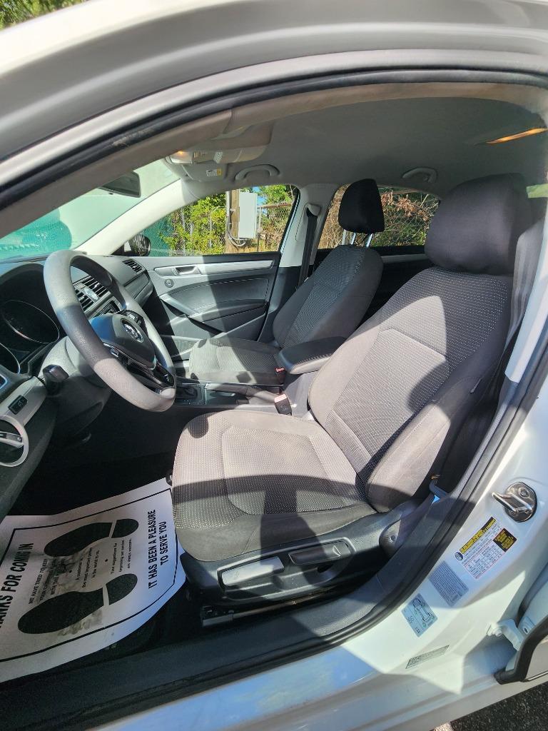 2016 Volkswagen Passat - $10,495