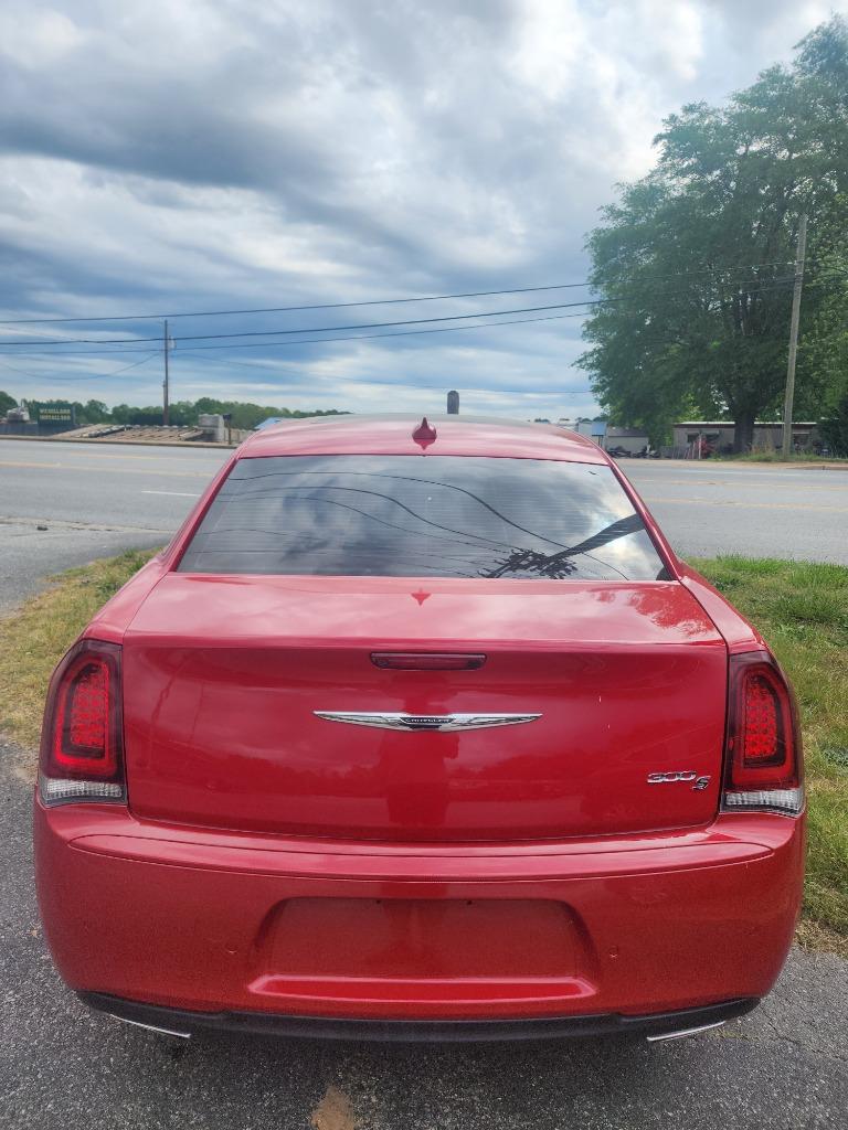 2018 Chrysler 300 - $18,995