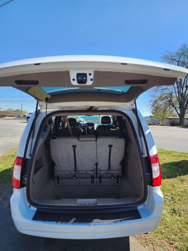 2016 Chrysler Town & Country - $9,995
