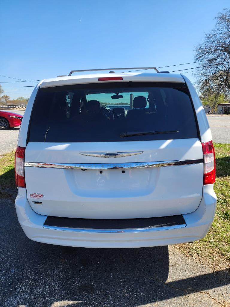 2016 Chrysler Town & Country - $9,995