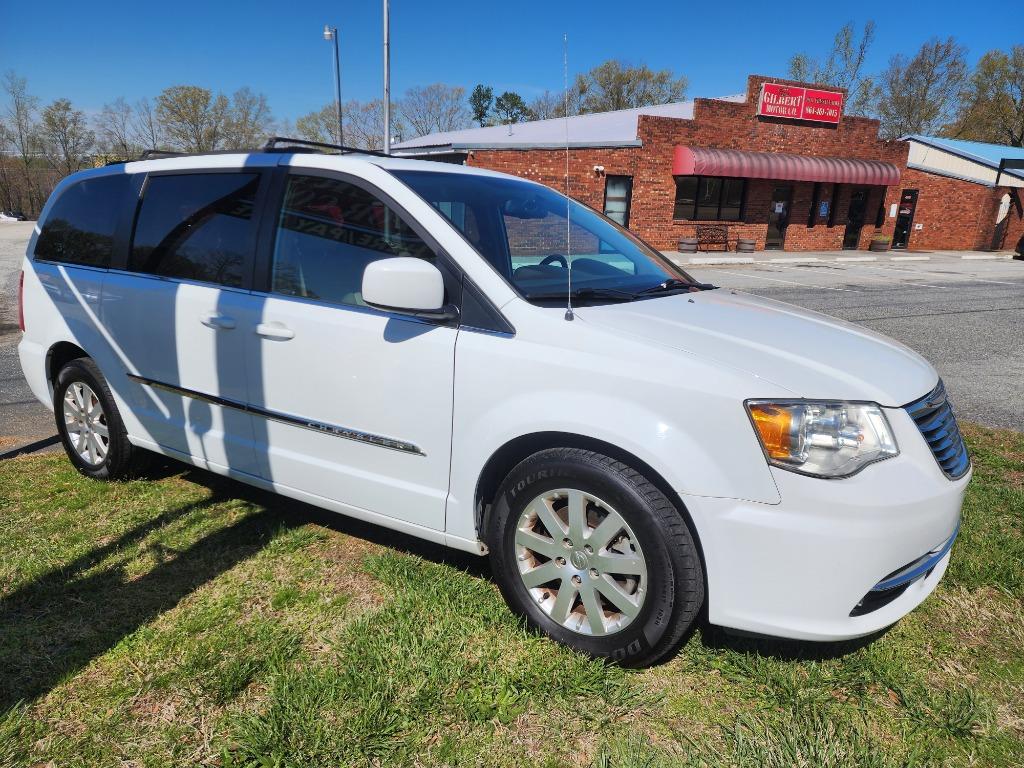 2016 Chrysler Town & Country - $9,995