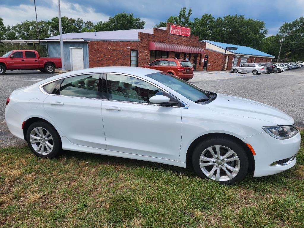 2015 Chrysler 200 - $10,495