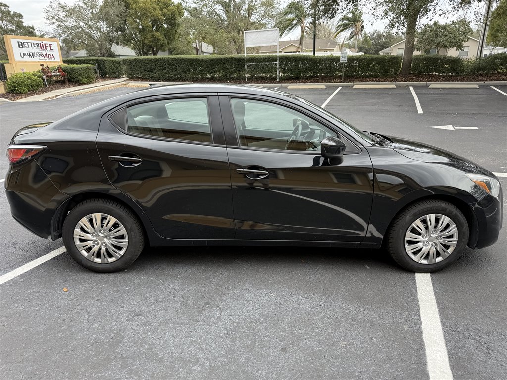 2019 Toyota Yaris L photo