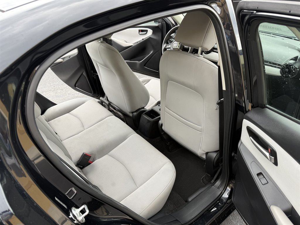 2019 Toyota Yaris L photo