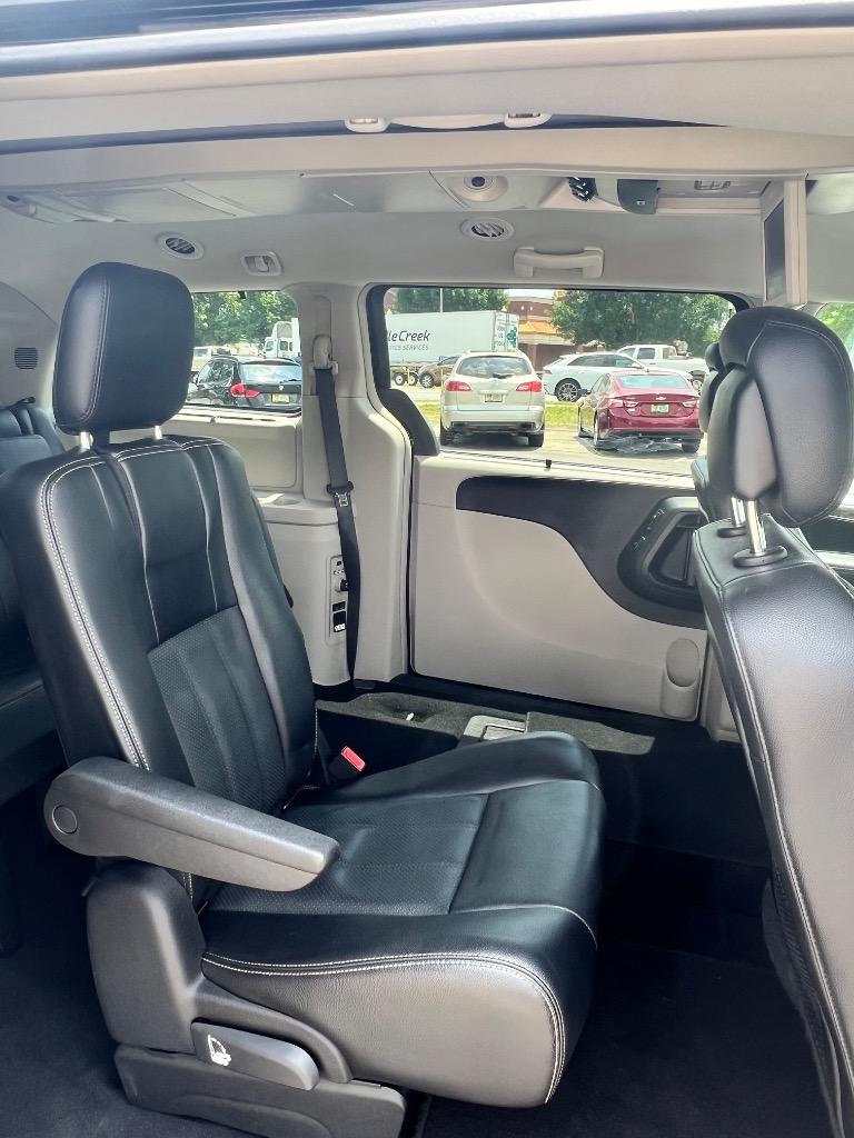 2015 Chrysler Town And Country - $9,198