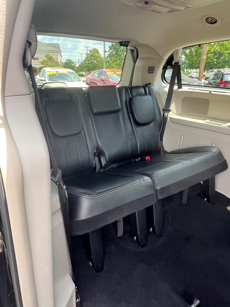 2015 Chrysler Town And Country - $9,198