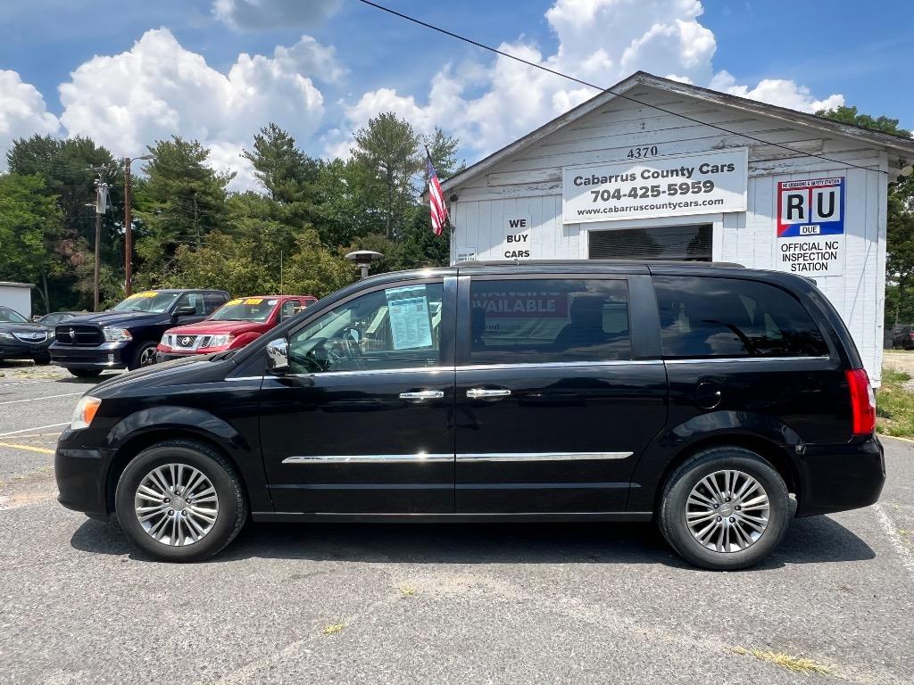 2015 Chrysler Town And Country - $9,198