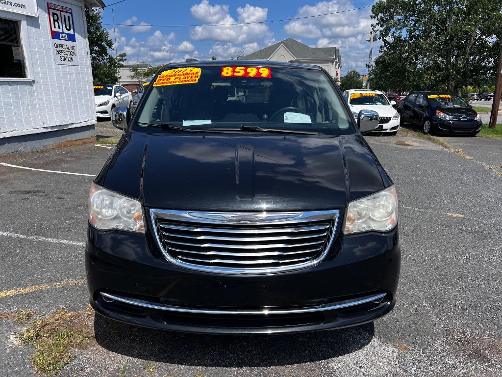 2015 Chrysler Town And Country - $9,198