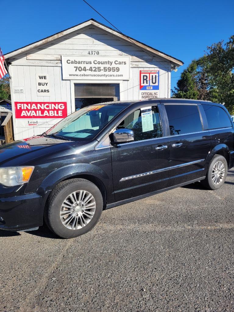 2015 Chrysler Town And Country - $7,599