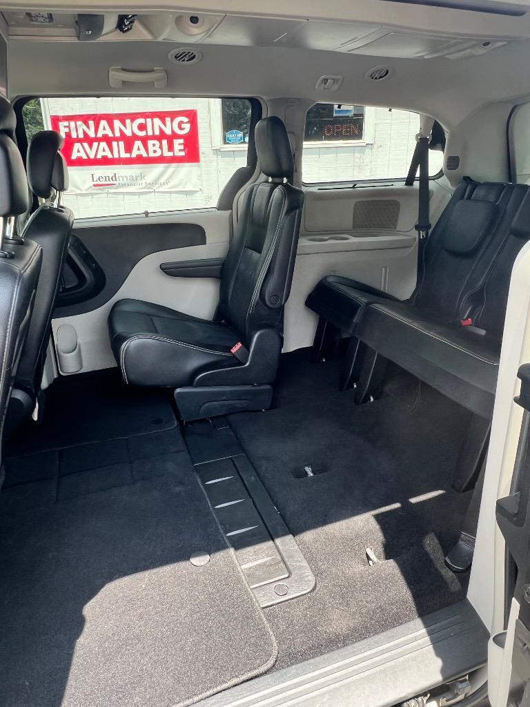 2015 Chrysler Town And Country - $9,198