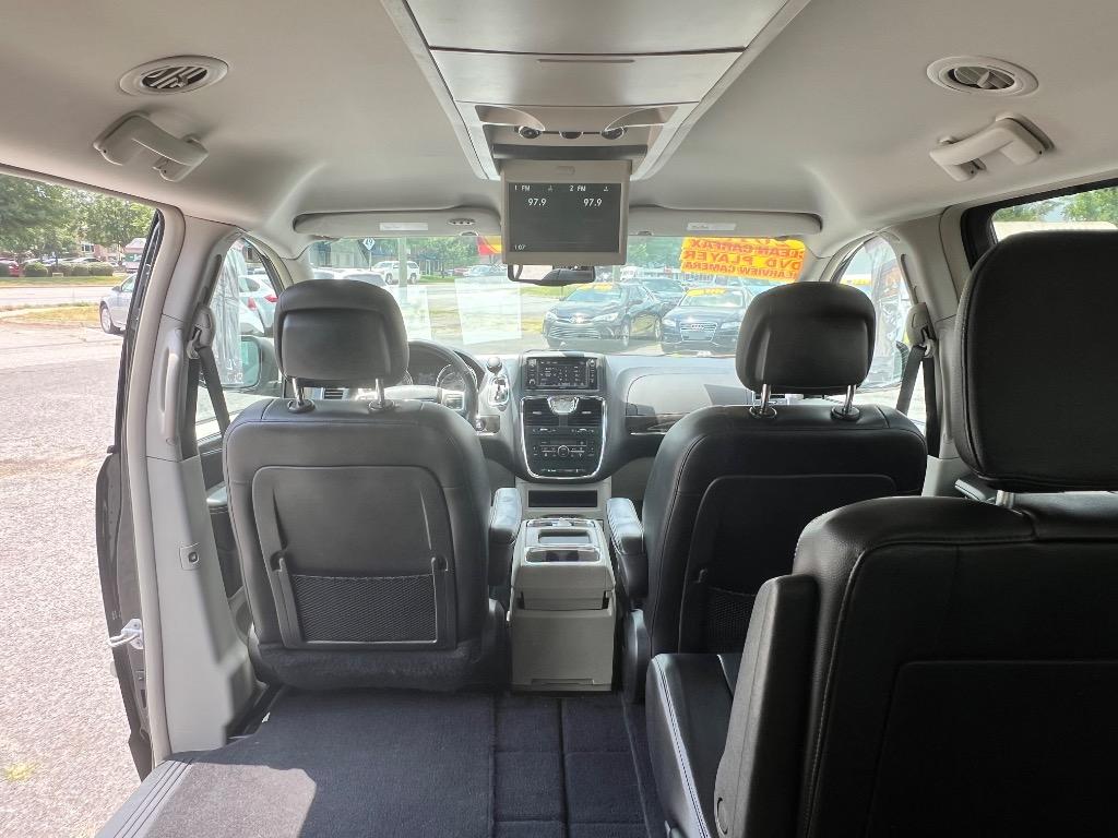 2015 Chrysler Town And Country - $9,198