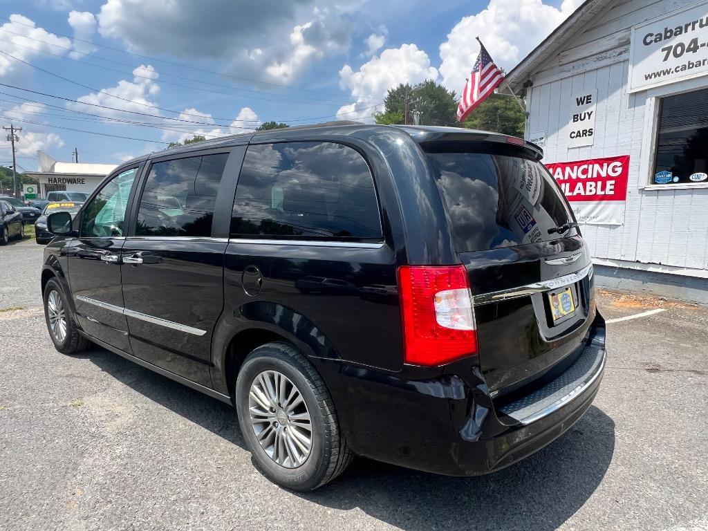 2015 Chrysler Town And Country - $9,198