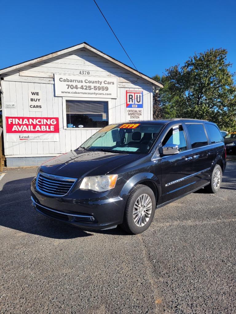 2015 Chrysler Town And Country - $7,599