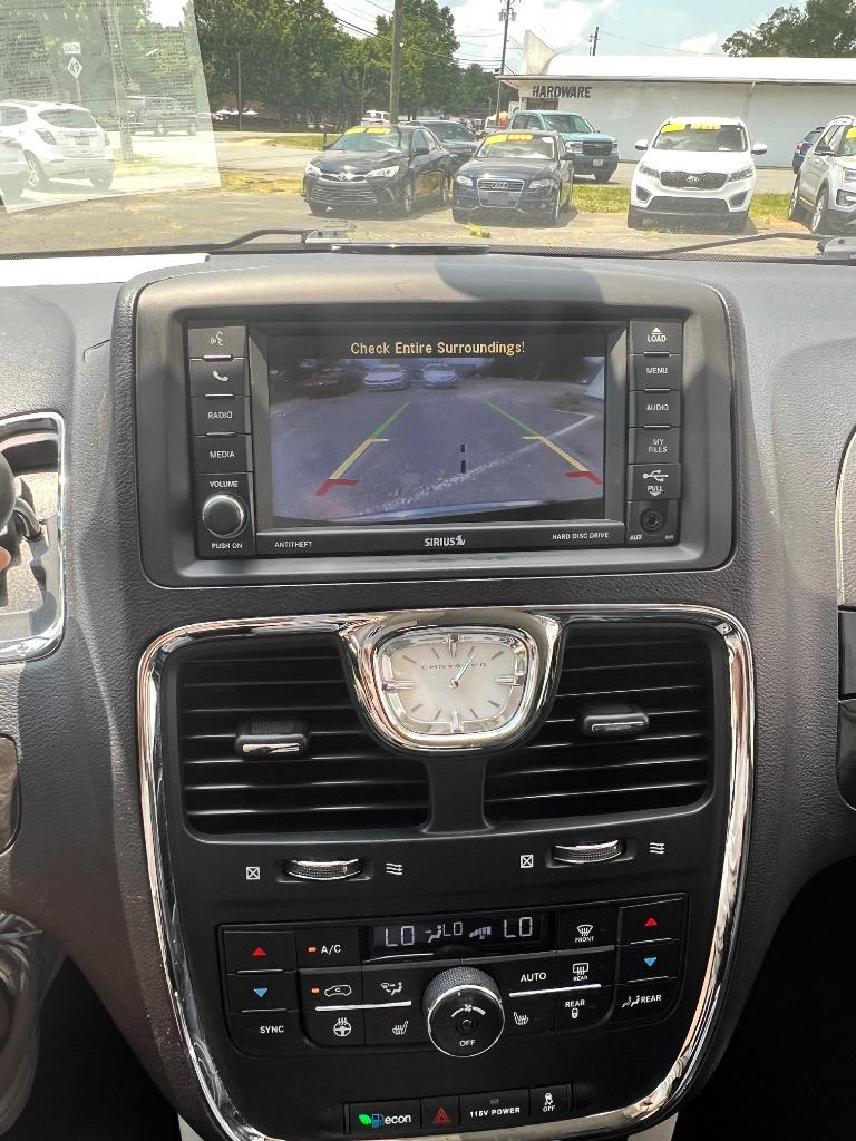 2015 Chrysler Town And Country - $9,198