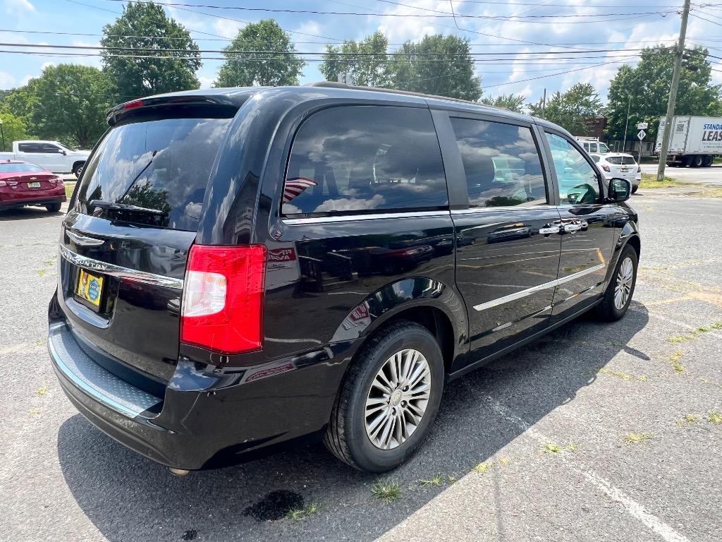 2015 Chrysler Town And Country - $9,198