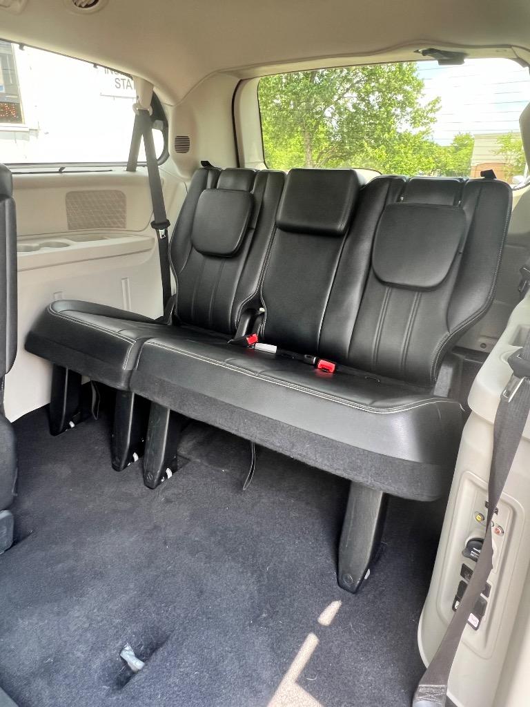 2015 Chrysler Town And Country - $9,198