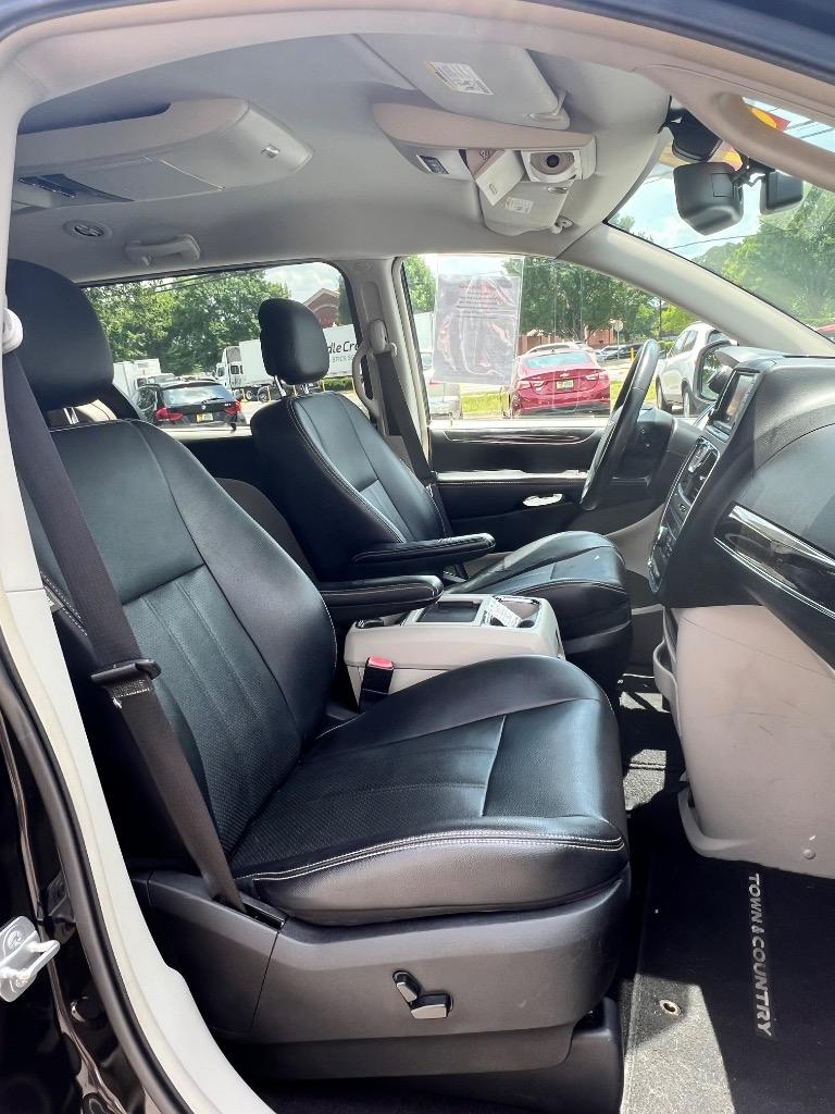 2015 Chrysler Town And Country - $9,198