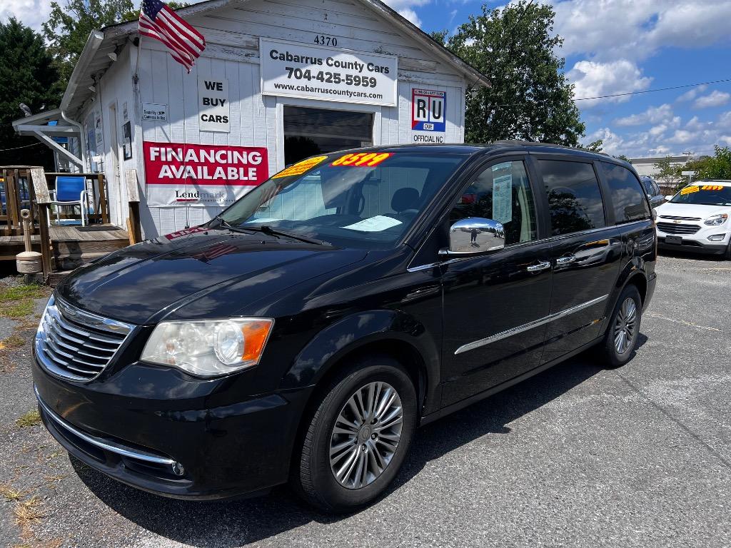 2015 Chrysler Town And Country - $9,198