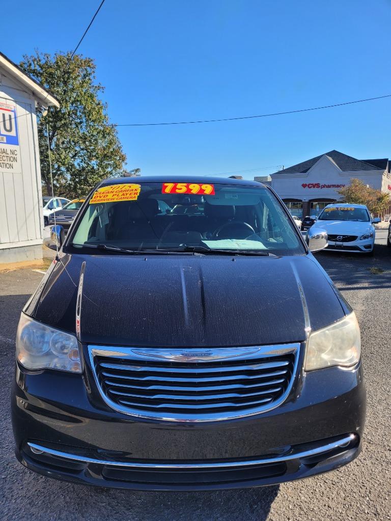 2015 Chrysler Town And Country - $7,599