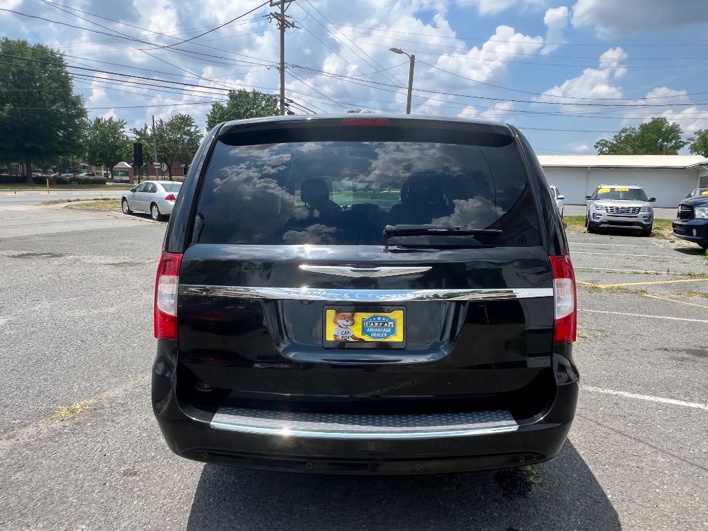 2015 Chrysler Town And Country - $9,198