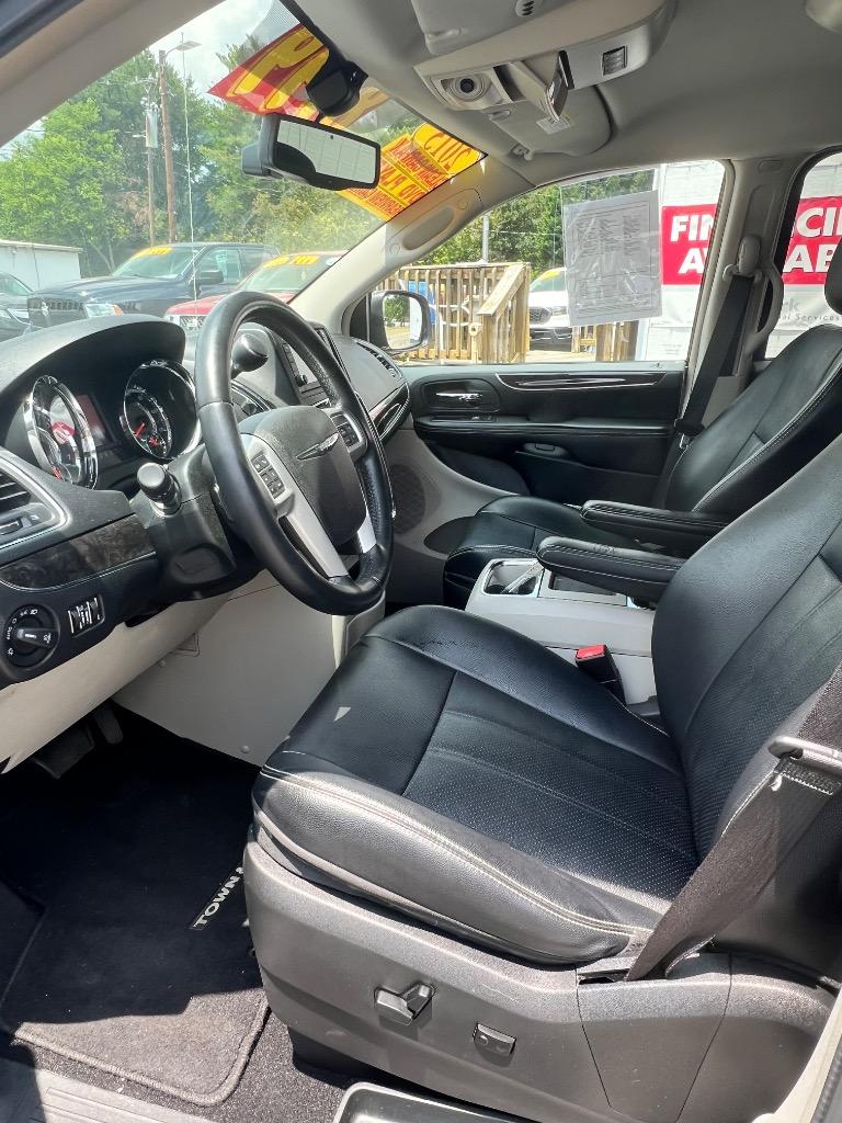 2015 Chrysler Town And Country - $9,198