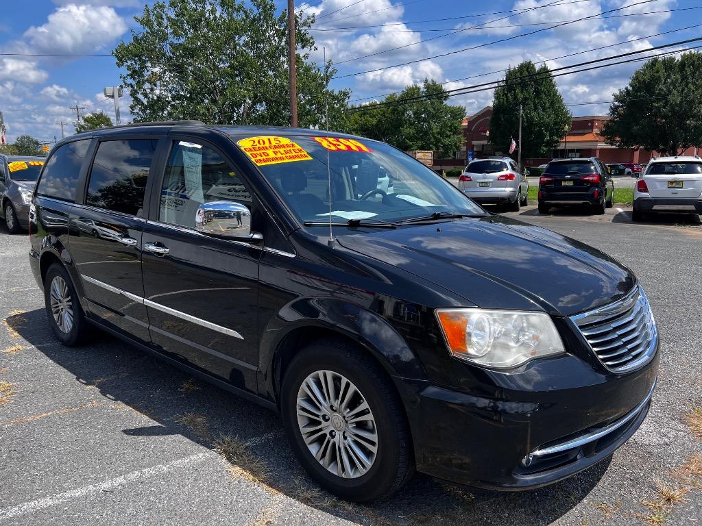 2015 Chrysler Town And Country - $9,198