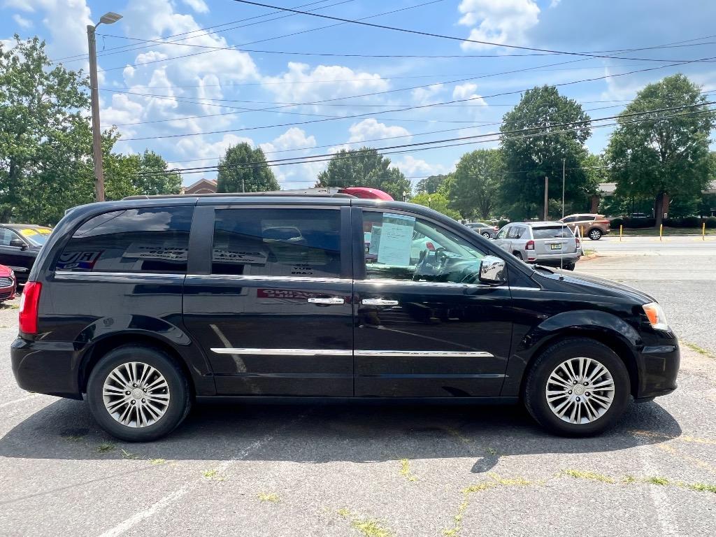 2015 Chrysler Town And Country - $9,198