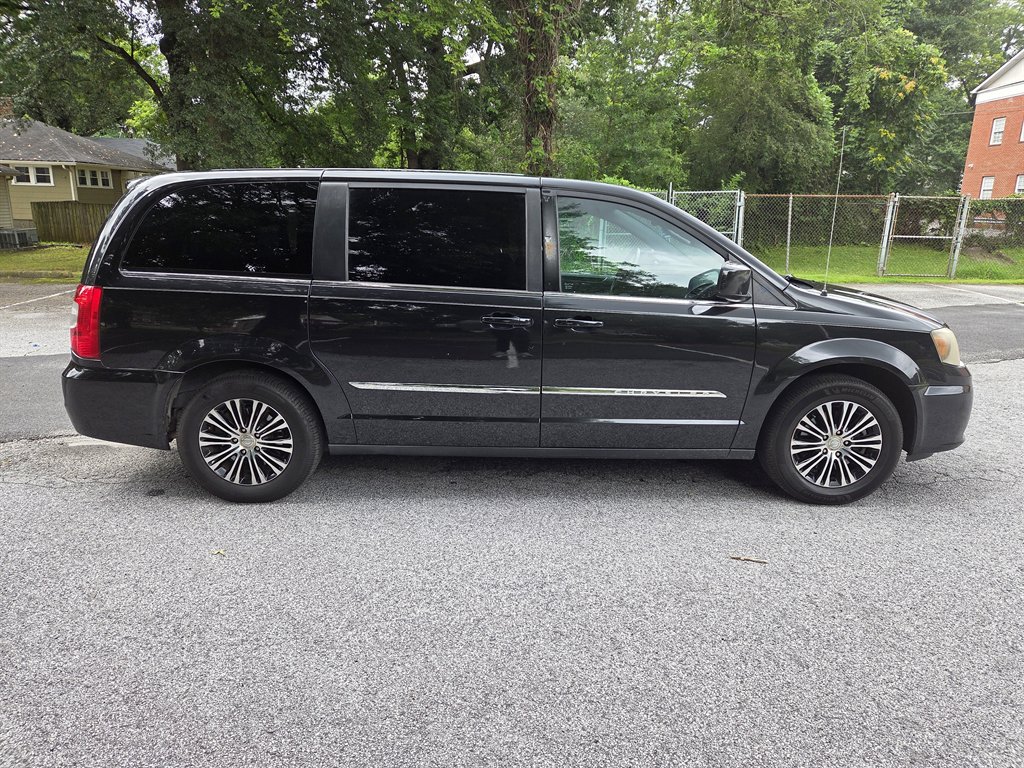 2014 Chrysler Town & Country - $5,999