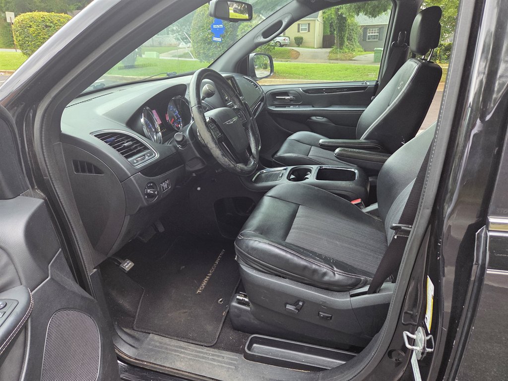 2014 Chrysler Town & Country - $5,999