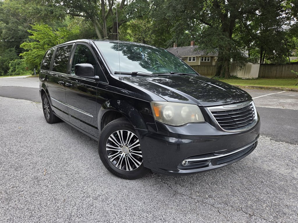 2014 Chrysler Town & Country - $5,999