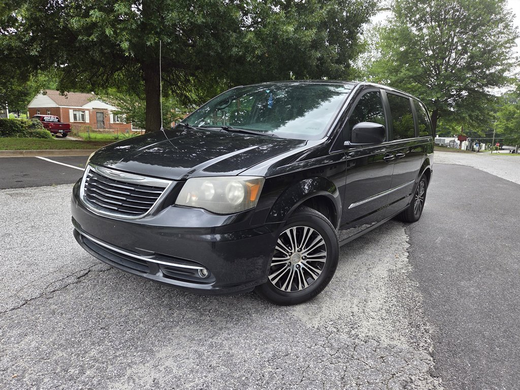 2014 Chrysler Town & Country - $5,999
