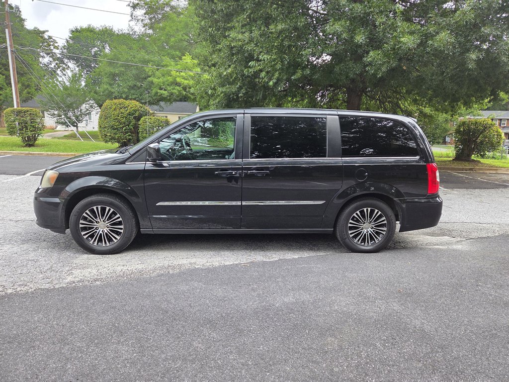 2014 Chrysler Town & Country - $5,999