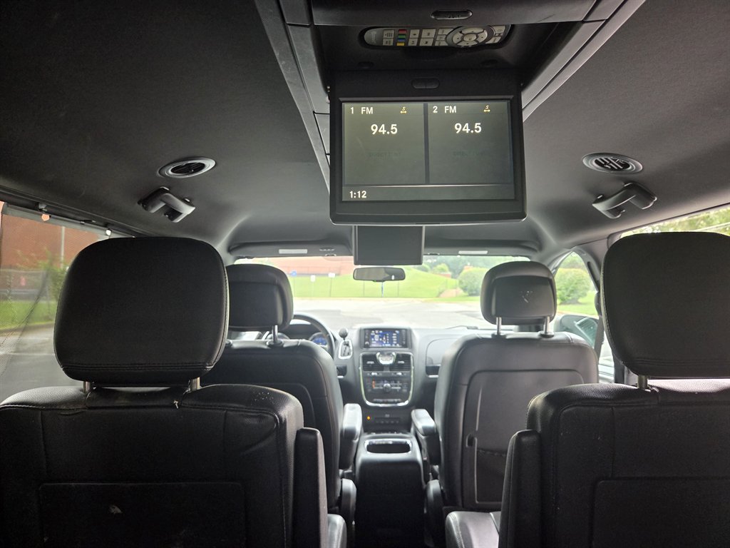 2014 Chrysler Town & Country - $5,999